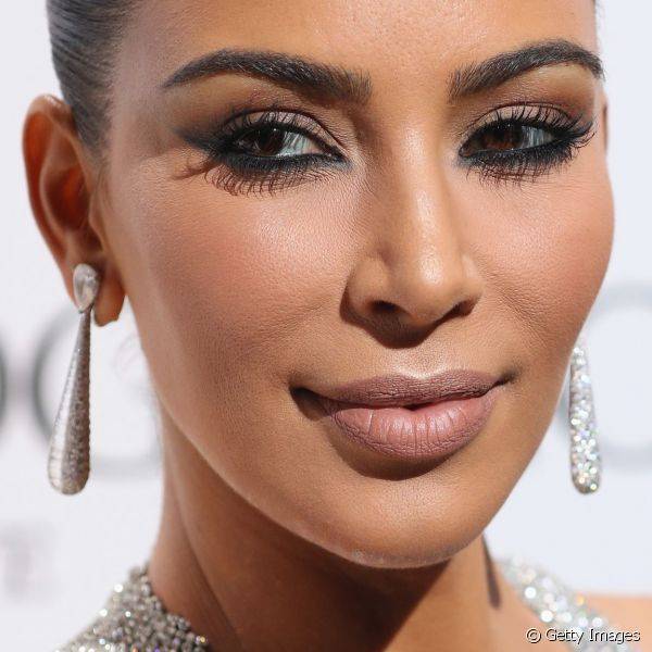 O batom nude, escolha frequente nas produções de Kim Kardashian, favorece os lábios volumosos